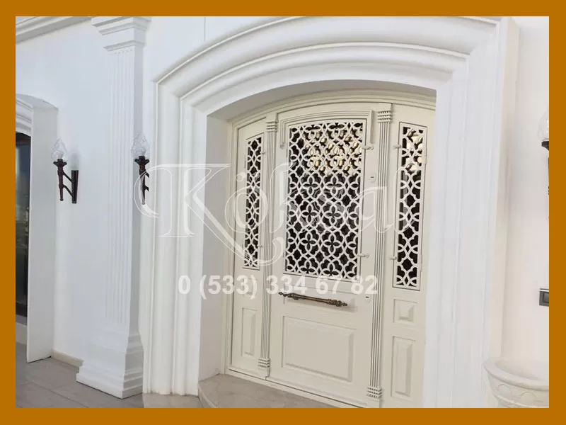 beyaz klasik apartman kapısı